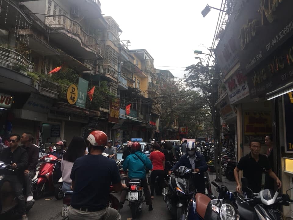 Tấp nập mua vàng ngày vía Thần Tài tại phố Hàng Bạc