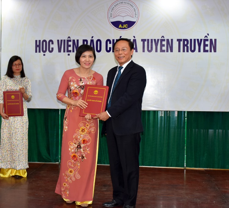 PGS,TS Trương Ngọc Nam trao Quyết định bổ nhiệm chức vụ Viện trưởng Viện Báo chí cho PGS, TS Đỗ Thị Thu Hằng