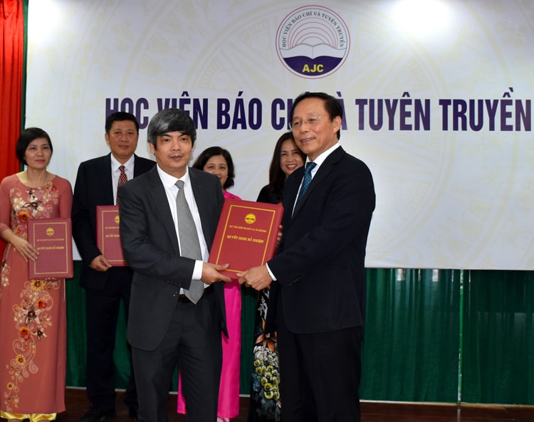 PGS,TS Trương Ngọc Nam trao Quyết định bổ nhiệm chức vụ Trưởng khoa Xuất bản cho PGS, TS Hà Huy Phượng. Ảnh: ajc.edu.vn