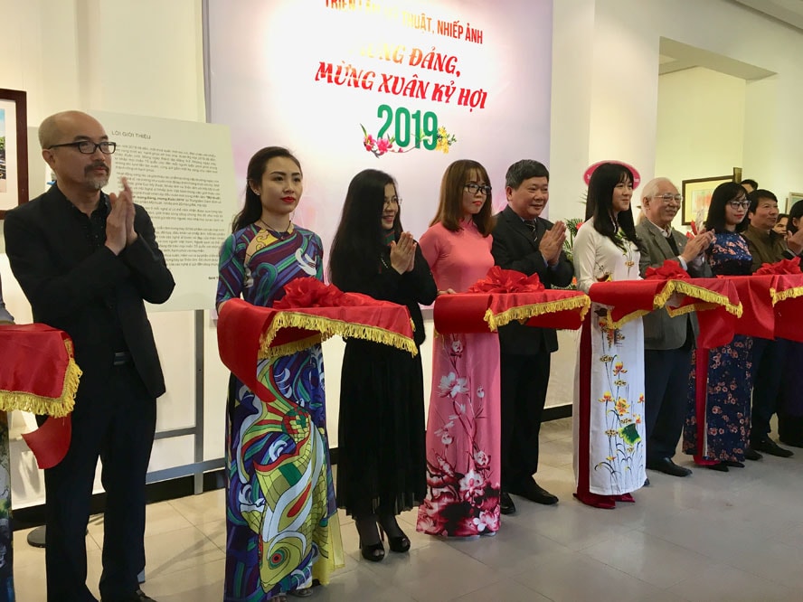 Các đại biểu cắt băng khai mạc triển lãm. Ảnh: Báo HNM