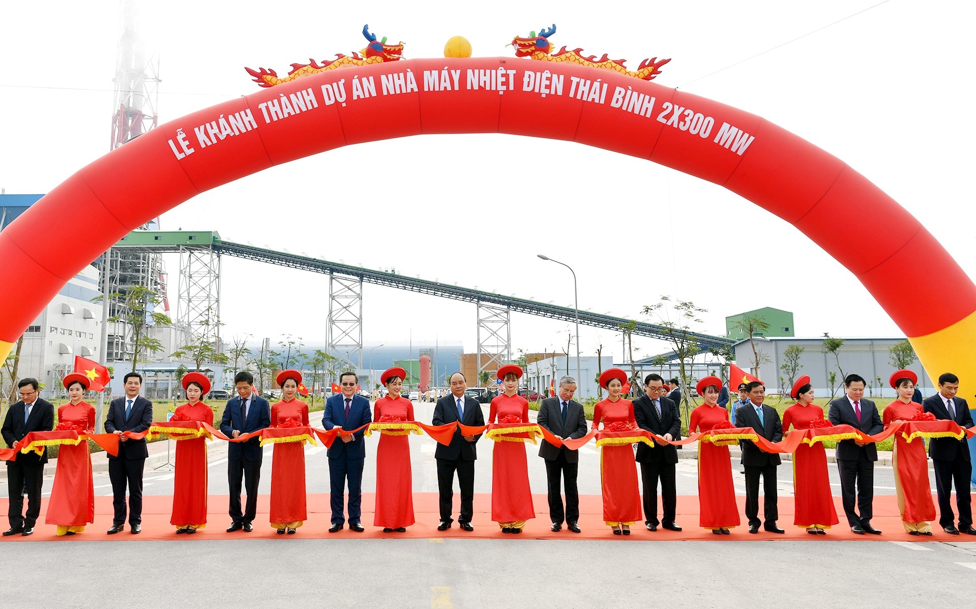 Thủ tướng Chính phủ Nguyễn Xuân Phúc và các đại biểu cắt băng khánh thành Nhà máy nhiệt điện Thái Bình. Ảnh/Phương Thảo