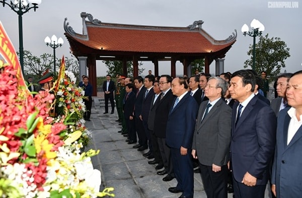 Thủ tướng Nguyễn Xuân Phúc dâng hương, dâng hoa Chủ tịch Hồ Chí Minh tại Đền thờ Bác Hồ trong khuôn viên Quảng trường Thái Bình. Ảnh: VGP