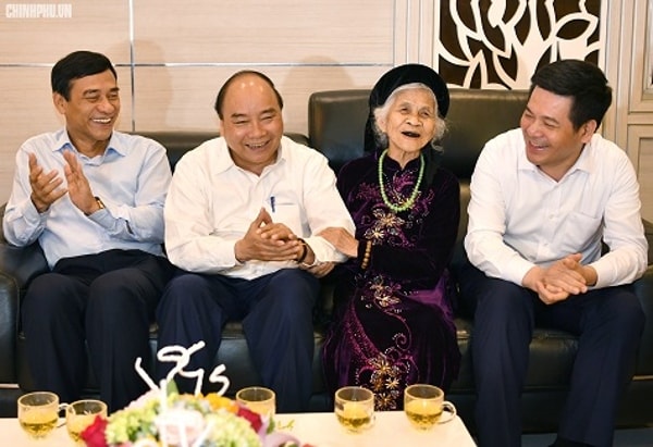 Thủ tướng thăm, tặng quà gia đình bà Trần Thị Châm, 95 tuổi, mẹ liệt sỹ, tại phường Phúc Khánh, thành phố Thái Bình. Ảnh: VGP