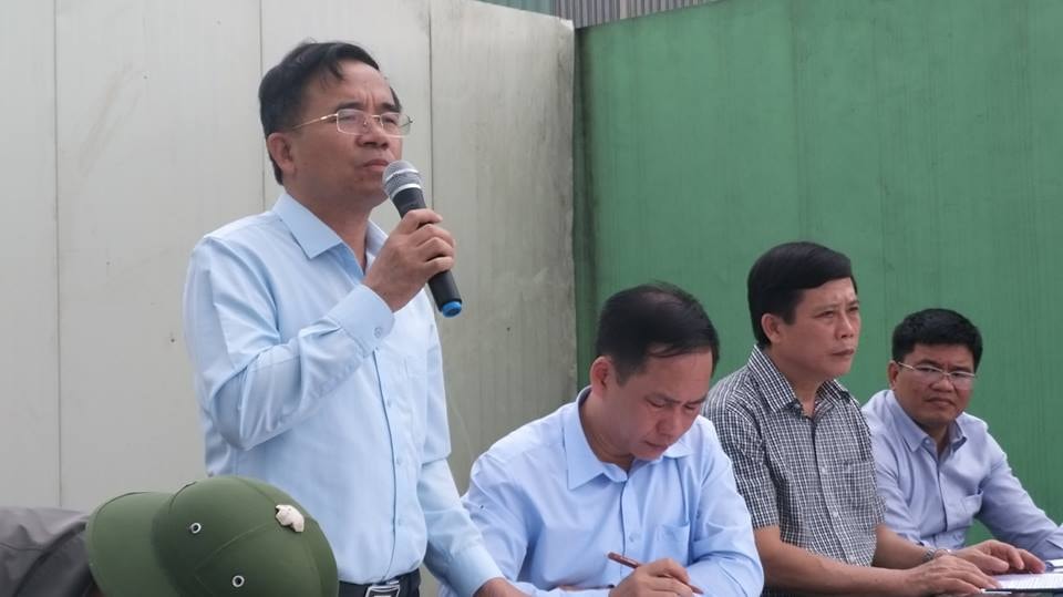 Chủ tịch UBND huyện Kỳ Anh Bùi Quang Hoàn ghi nhận những tâm tư, kiến nghị của người dân. Ảnh PV