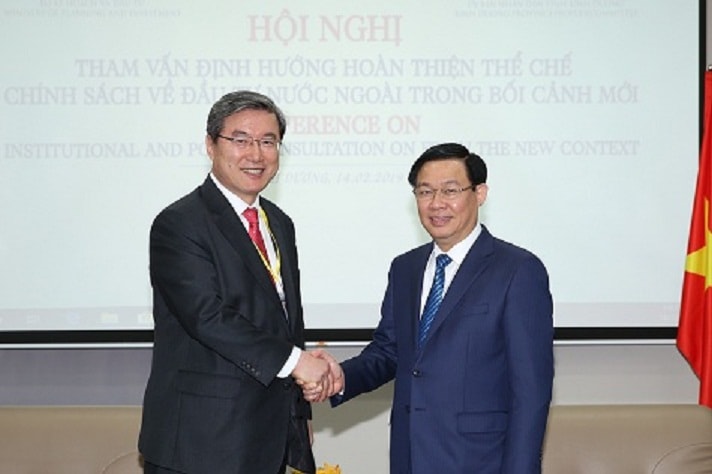 Phó Thủ tướng Chính phủ Vương Đình Huệ và ông Youngsup Joo, nguyên Bộ trưởng Bộ Phát triển doanh nghiệp vừa và nhỏ Hàn Quốc - Ảnh: VGP