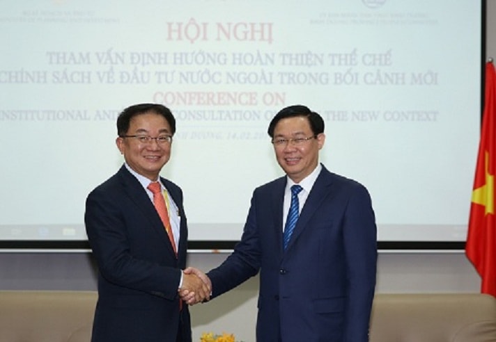 Phó Thủ tướng Chính phủ Vương Đình Huệ và Phó Tổng Giám đốc Hyoungsung Việt Nam - Ảnh: VGP