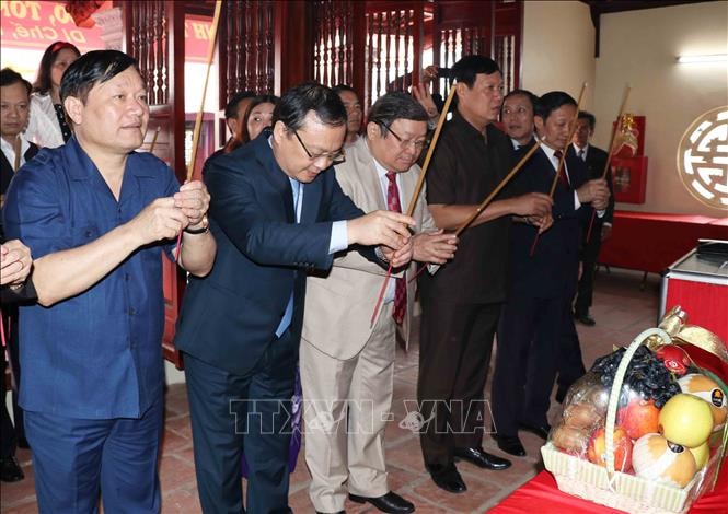 Lãnh đạo tỉnh Hưng Yên dâng hương tại Đền thờ Danh nhân Hoàng Hoa Thám. Ảnh: TTXVN