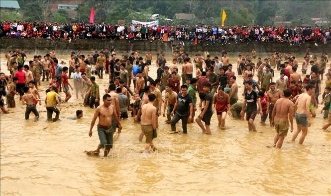 Lễ hội thu hút hàng nghìn người tham gia không hạn chế về cả số lượng lẫn lứa tuổi, có cả trẻ em, thanh niên, phụ nữ, người già. Ảnh/ TTXVN.
