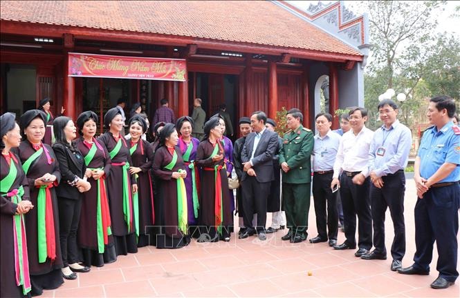 Ông Nguyễn Văn Phong - Phó Chủ tịch UBND tỉnh Bắc Ninh chỉ đạo công tác chuẩn bị lễ hội tại huyện Tiên Du. Ảnh: Thái Hùng/ TTXVN