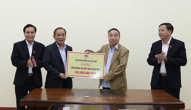Chủ tịch Liên đoàn bóng đá Việt Nam tặng quà cho Đội tuyển bóng đá nữ Thái Nguyên. Ảnh: Toquoc