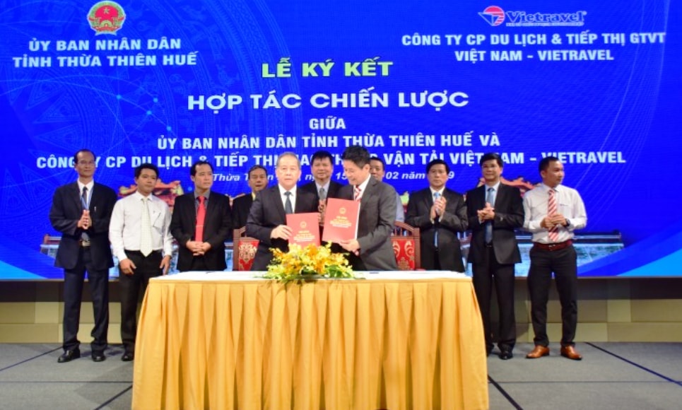 Ông Phan Ngọc Thọ, Chủ tịch UBND tỉnh Thừa Thiên Huế, ký kết hợp tác chiến lược với Cty Cp Du lịch & Tiếp thị GTVT Việt Nam - Vietravel. (Ảnh: Cái Văn Long).