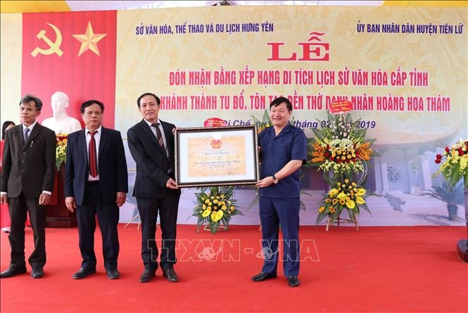 Chủ tịch UBND tỉnh Hưng Yên Nguyễn Văn Phóng trao bằng xếp hạng di tích cấp tỉnh cho ông Đoàn Văn Hòa - Giám đốc Sở Văn hóa, Thể thao và Du lịch tỉnh Hưng Yên. Ảnh: TTXVN