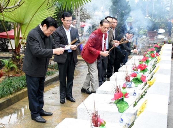 Nguyên Chủ tịch nước Trương Tấn Sang và các đại biểu thắp hương tưởng niệm các liệt sĩ. Ảnh: TTO