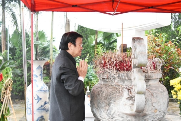 Nguyên Chủ tịch nước Trương Tấn Sang thắp hương tại Đài hương 468. Ảnh: TTO