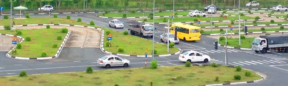 Học viên sẽ bị đánh trượt, cấm thi trong 5 năm nếu mang theo điện thoại khi thi sát hạch lái xe. Ảnh minh họa.