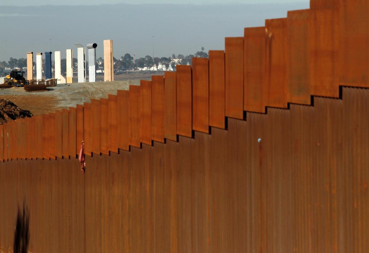 HÌnh ảnh bức tường biên giới với Mexico. Ảnh: Reuters