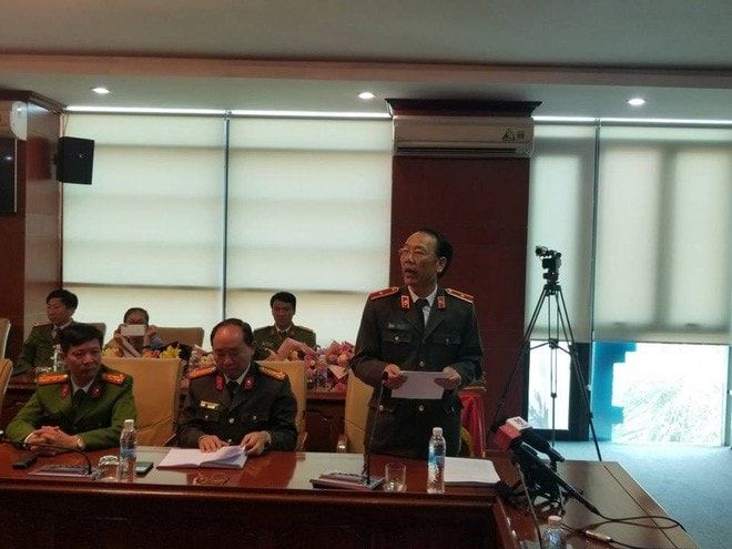 Thiếu tướng Sùng A Hồng đọc bản thông tin với báo chí kết quả điều tra ban đầu vụ nữ sinh bị sát hại khi đi giao gà.