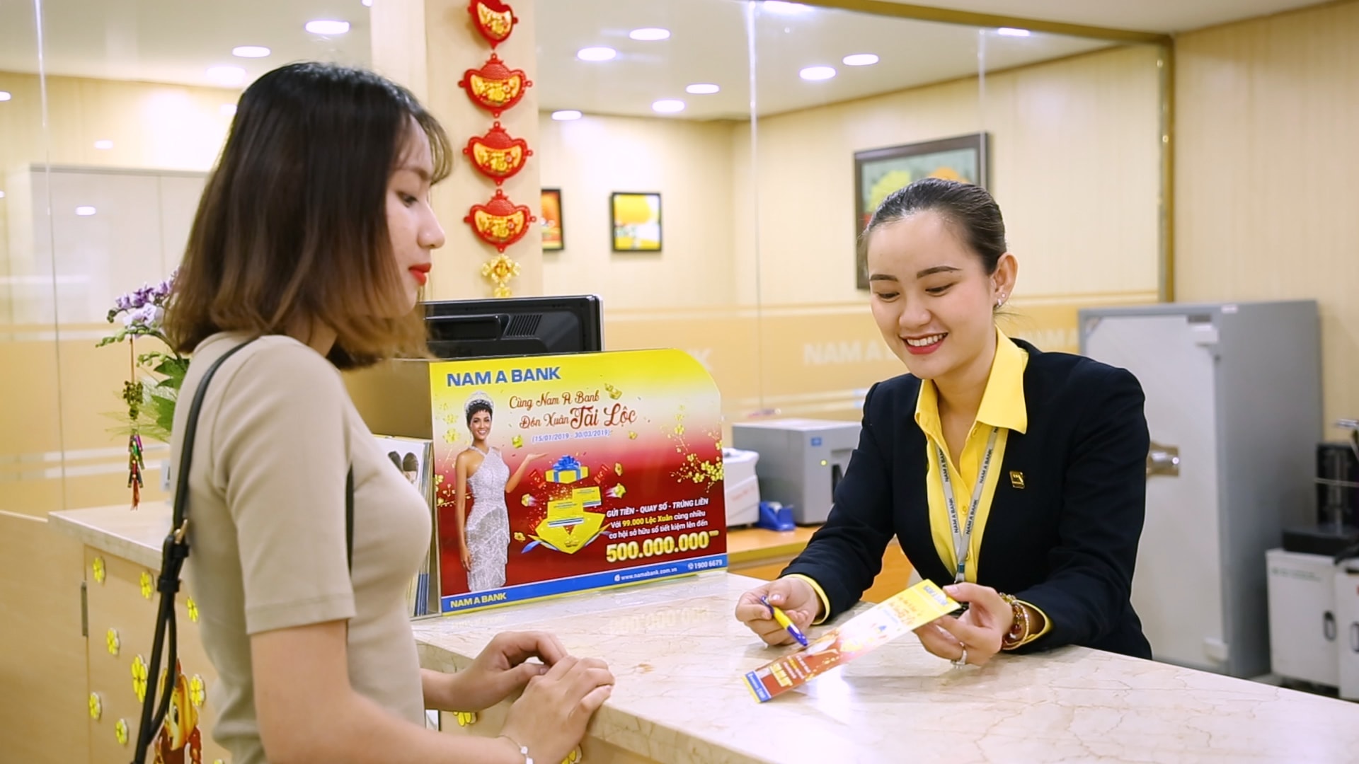 Khách hàng gửi tiết kiệm và tham gia chương trình khuyến mãi “Cùng Nam A Bank đón xuân tài lộc”.