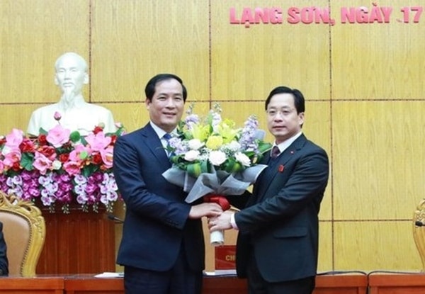 Ông Dương Xuân Huyên (trái) được bầu giữ chức vụ Phó Chủ tịch UBND tỉnh Lạng Sơn nhiệm kỳ 2016 - 2021. Ảnh: TL