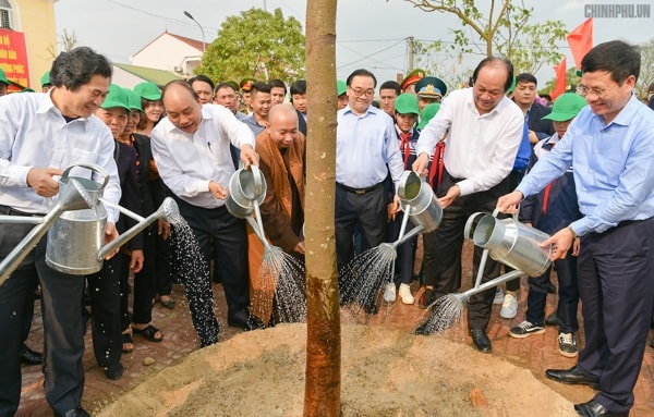 Thủ tướng Nguyễn Xuân Phúc và các đại biểu tham gia trồng cây. Ảnh: VGP