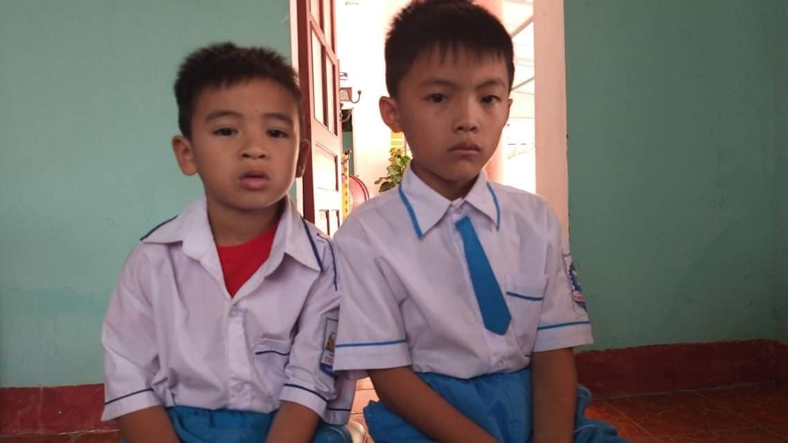 Nguyễn Tiến Thành (phải) và Lê Trần Quang Trường được cứu sống trong gang tấc khi bị đuối nước dưới kênh