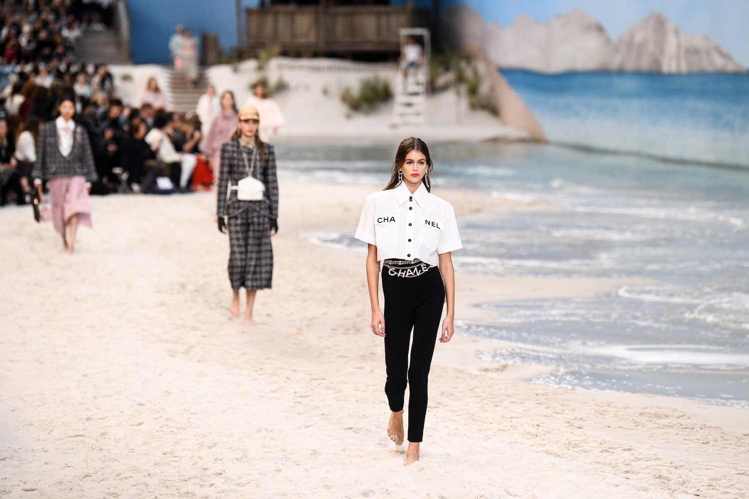 Sàn diễn thời trang như trên bãi biển của Chanel tại Grand Palais, Paris. Ảnh: who.com.au