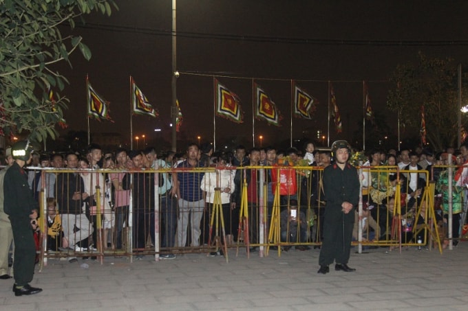 Lực lượng an ninh được bố trí bảo vệ khu vực diễn ra lễ khai ấn Đền Trần - Ảnh: NM