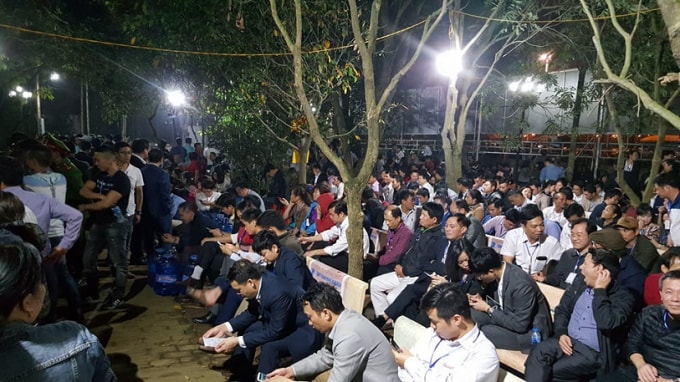 Các đại biểu chờ đến giờ hành lễ - Ảnh: NM