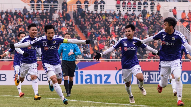 Văn Quyết và các đồng đội ăn mừng bàn thắng mở tỉ số - Ảnh AFC