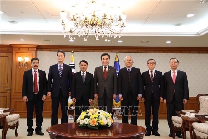 Thủ tướng Hàn Quốc Lee Nak-yon (giữa) tiếp Tổng giám đốc Nguyễn Đức Lợi cùng đoàn công tác tại Văn phòng Thủ tướng ở thủ đô Seoul, ngày 18/2. Ảnh: Hữu Tuyên