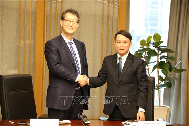 Tổng giám đốc Nguyễn Đức Lợi gặp và hội đàm với Chủ tịch Yonhap, ông Cho Sung-boo, ngày 18/2 tại thủ đô Seoul. Ảnh: Hữu Tuyên