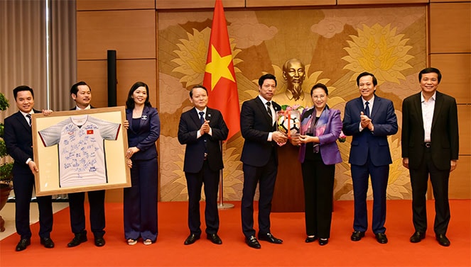 Chủ tịch Quốc hội trao tặng quả bóng và áo thi đấu với chữ ký của các thành viên Đội tuyển bóng đá U23 Việt Nam cho Lãnh đạo Công ty Văn Phú Invest. Ảnh Quang Khánh.