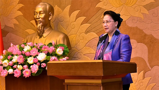 Chủ tịch Quốc hội Nguyễn Thị Kim Ngân phát biểu tại buổi lễ trao tặng quà cho doanh nghiệp hỗ trợ cộng đồng. Ảnh Quang Khánh.