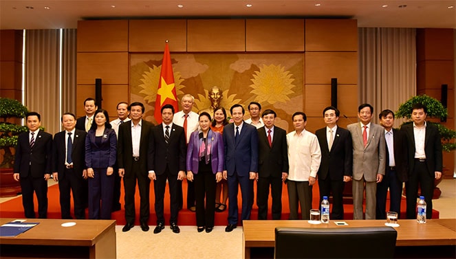 Chủ tịch Quốc hội Nguyễn Thị Kim Ngân chụp ảnh lưu niệm tại buổi lễ. Ảnh Quang Khánh.