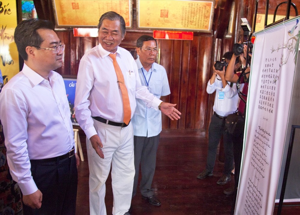 Ông Nguyễn Thanh Nghị - Bí thư Tỉnh ủy Kiên Giang cùng đại biểu tham quan Nhà lưu niệm Tao đàn Chiêu Anh Các. Ảnh: Baolaodong