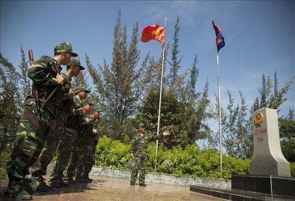 Đồn Biên phòng cửa khẩu quốc tế Hà Tiên thực hiện nghi thức giới thiệu lịch sử hình thành cột mốc 314 - cột mốc có số thứ tự cuối cùng trên tuyến biên giới đất liền Việt Nam - Campuchia. Ảnh: TTXVN