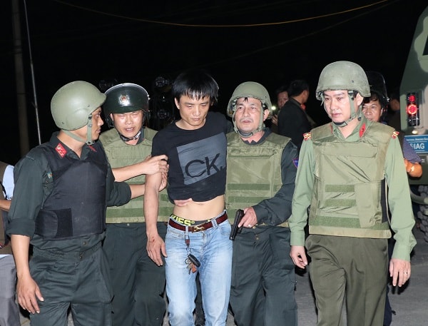 Nhóm đối tượng dùng “hàng nóng” cố thủ trong xe chiều ngày 15/2 lần lượt buông vũ khí, ra đầu hàng