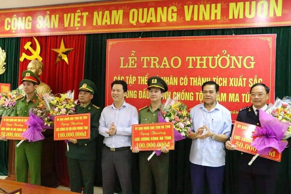 Chủ tịch UBND tỉnh Hà Tĩnh Đặng Quốc Khánh đã trao thưởng cho các tổ chức...