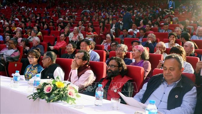 Các nhà thơ, nhà văn, dịch giả văn học quốc tế tham dự đêm thơ. Ảnh: Văn Đức/ TTXVN