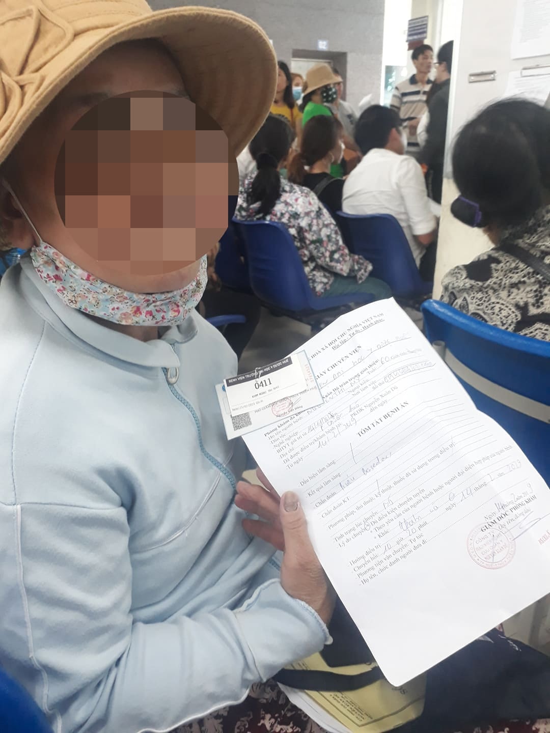 Bệnh nhân phản ánh ngồi đợi ở Bệnh viện Đại học Y dược Huế từ 8h sang mà đến tận 11h 30 phút vẫn chưa được nhập viện. (Ảnh: Cái Văn Long)