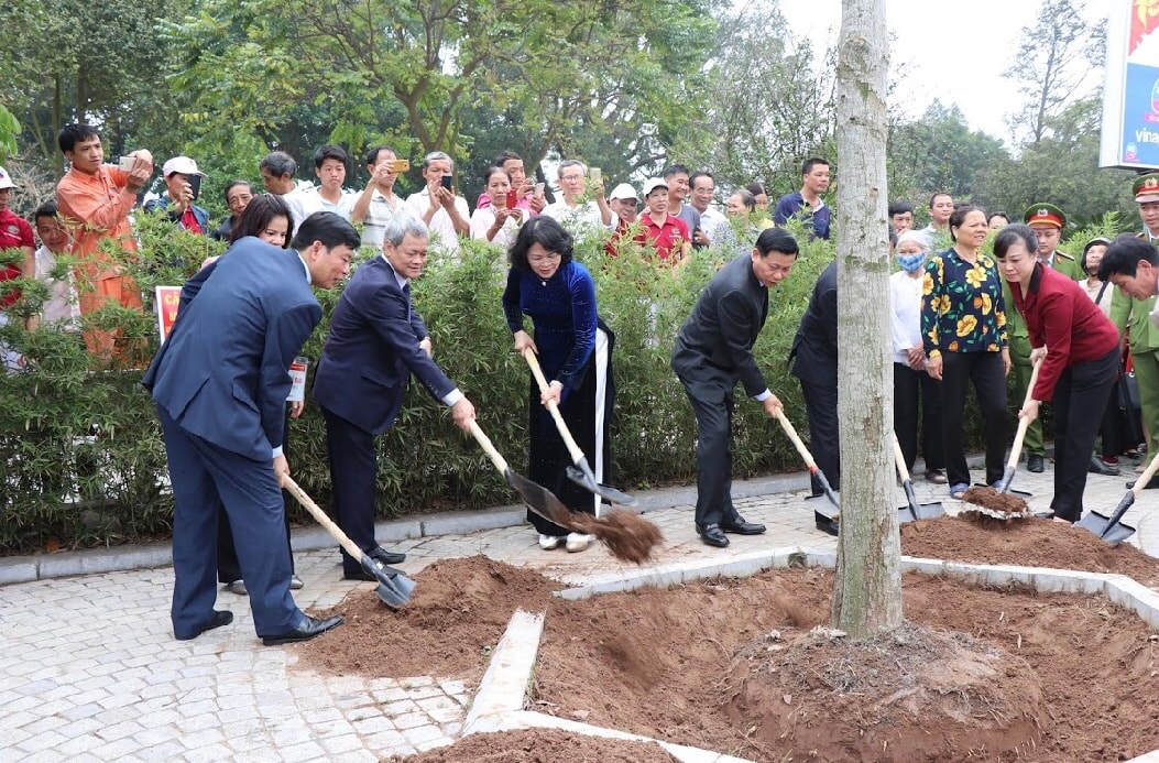 Bà Đặng Thị Ngọc Thịnh và lãnh đạo tỉnh Bắc Ninh trồng cây lưu niệm tại khu Lăng mộ Kinh Dương Vương