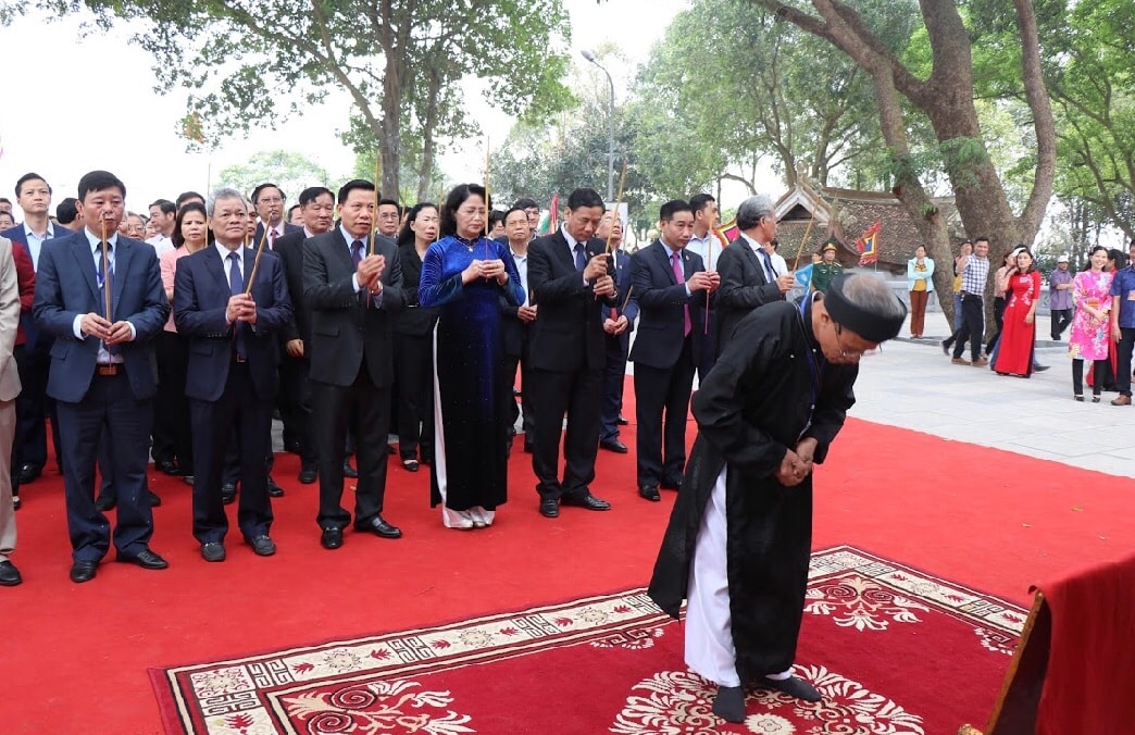 Bà Đặng Thị Ngọc Thịnh và lãnh đạo tỉnh Bắc Ninh dâng hương tại Lăng thờ Kinh Dương Vương