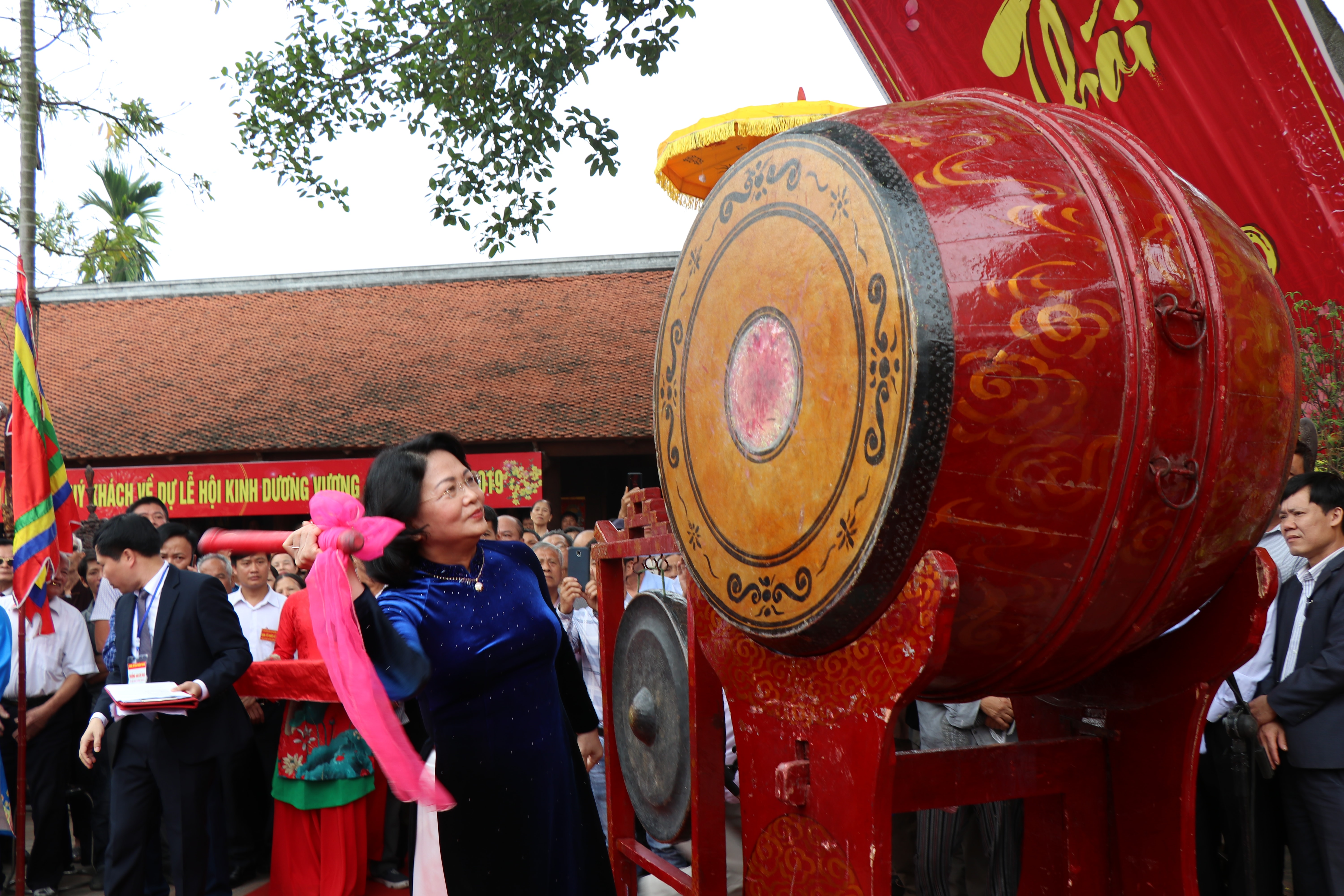 Bà Đặng Thị Ngọc Thịnh, Ủy viên Trung ương Đảng, Phó Chủ tịch nước đánh trống khai hội tại Đền thờ Kinh Dương Vương