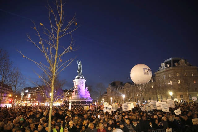 Người dân Pháp biểu tình tại Quảng trường La Republique. Ảnh: Tribune