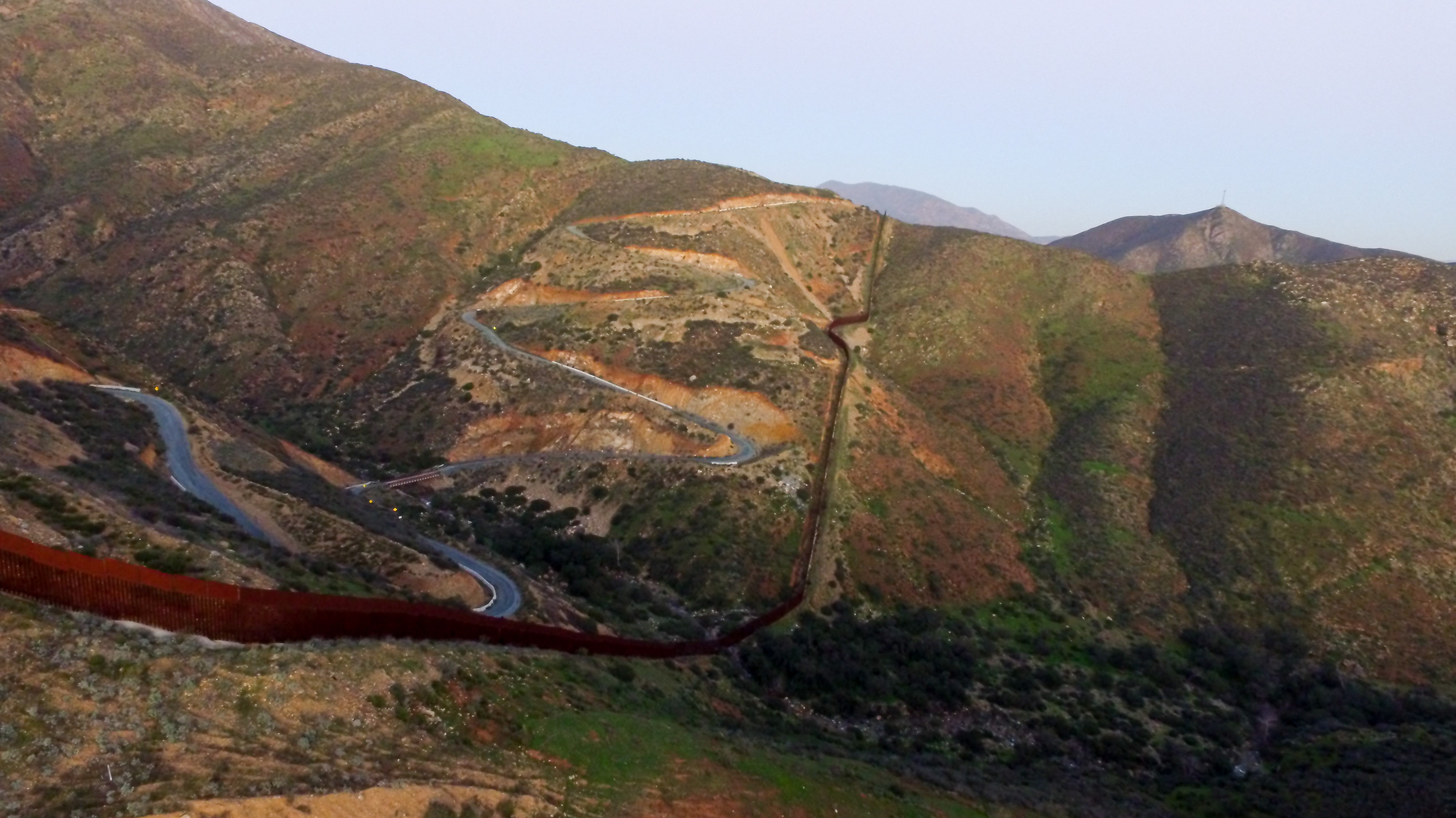 Hình ảnh hàng rào biên giới giữa Mỹ và Mexico. Ảnh: Reuters