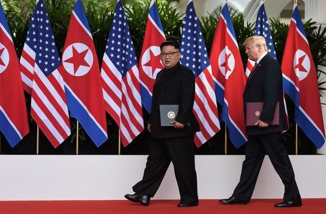 Tổng thống Mỹ Donald Trump và Chủ tịch Triều Tiên Kim Jong-un trong cuộc gặp hồi tháng 6 năm ngoái ở Singapore. Ảnh: Reuters