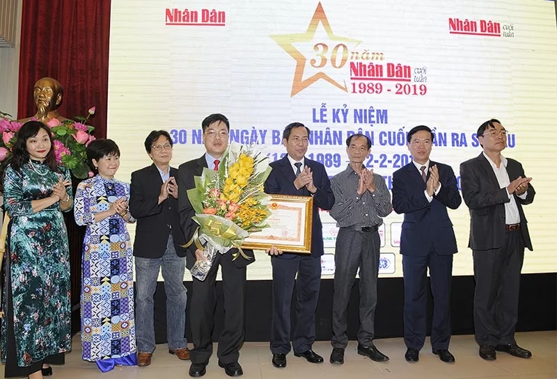 Đồng chí Võ Văn Thưởng, Ủy viên Bộ Chính trị, Bí thư Trung ương Đảng, Trưởng Ban Tuyên giáo Trung ương thay mặt lãnh đạo Đảng, Nhà nước trao tặng Bằng khen của Thủ tướng Chính phủ cho Ban Nhân Dân cuối tuần (Báo Nhân Dân). Ảnh: Đăng Khoa