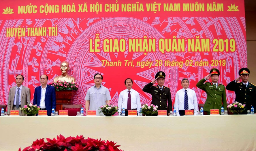 Bí thư Thành ủy Hoàng Trung Hải dự lễ giao, nhận quân và chúc mừng các tân binh huyện Thanh Trì lên đường nhập ngũ. Ảnh: HNM