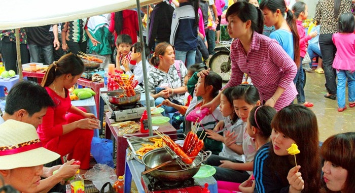 Bảo đảm an toàn, vệ sinh thực phẩm tại các lễ hội là một trong những nhiệm vụ quan trọng hàng đầu. Ảnh: Bá Hoạt