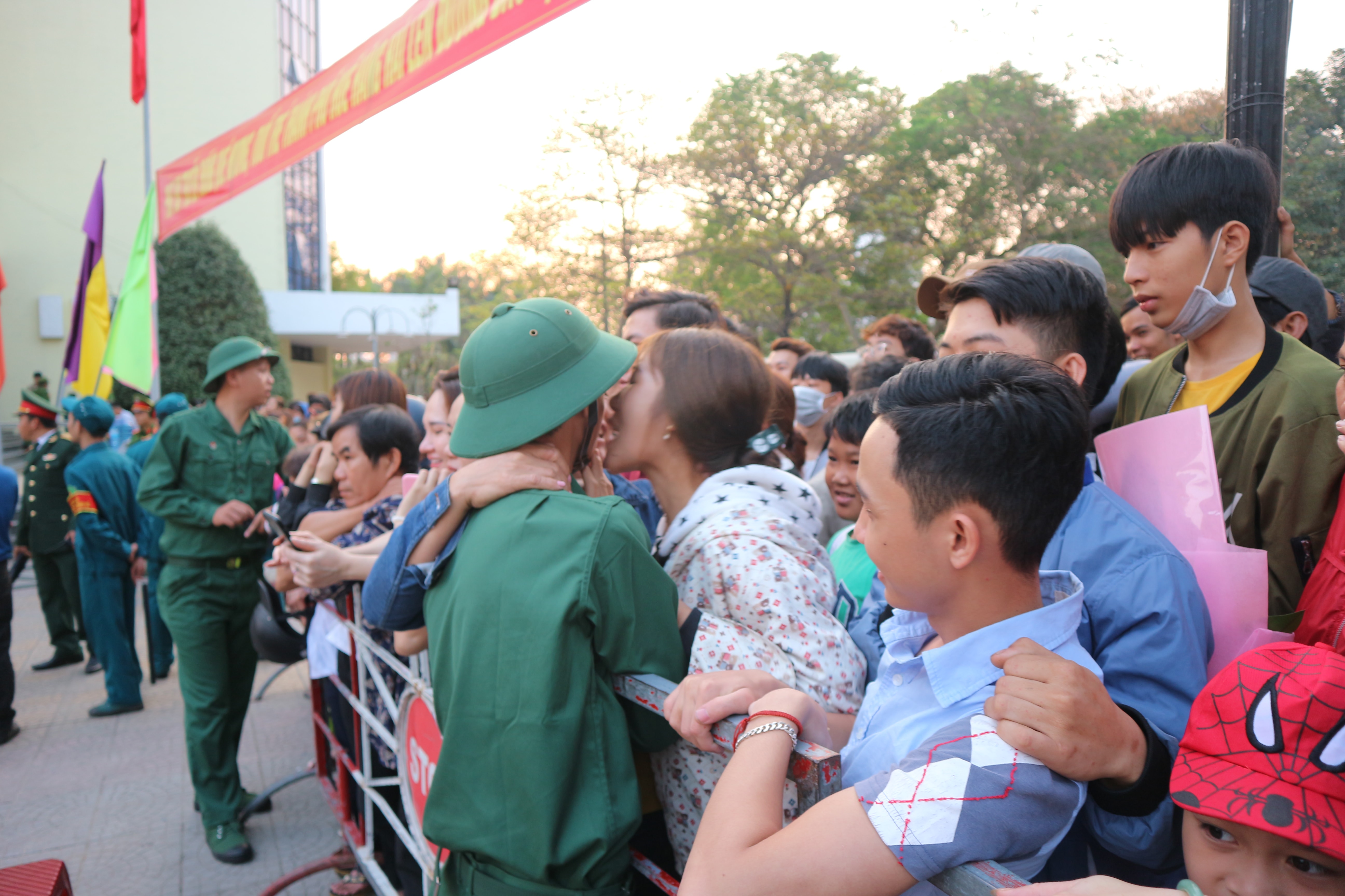 Giây phút chia tay người thân để lên đường làm nhiệm vụ.